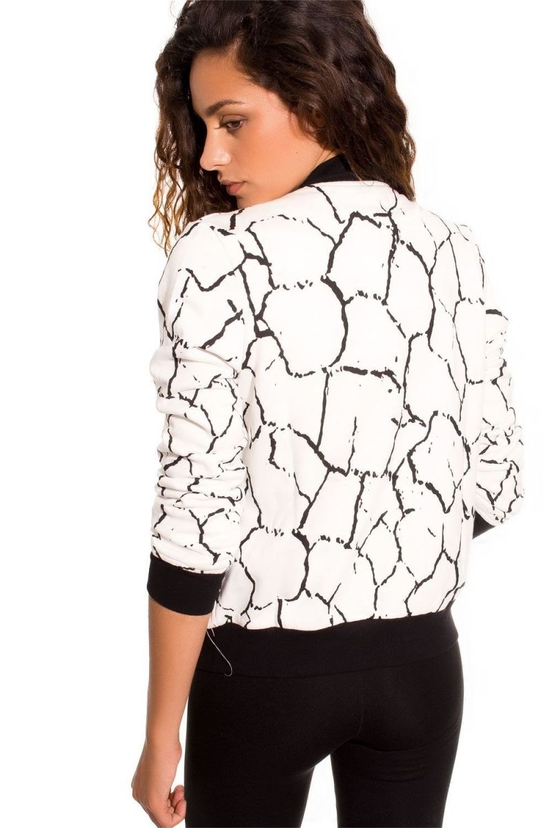 Chaqueta comber estampado blanco y negro